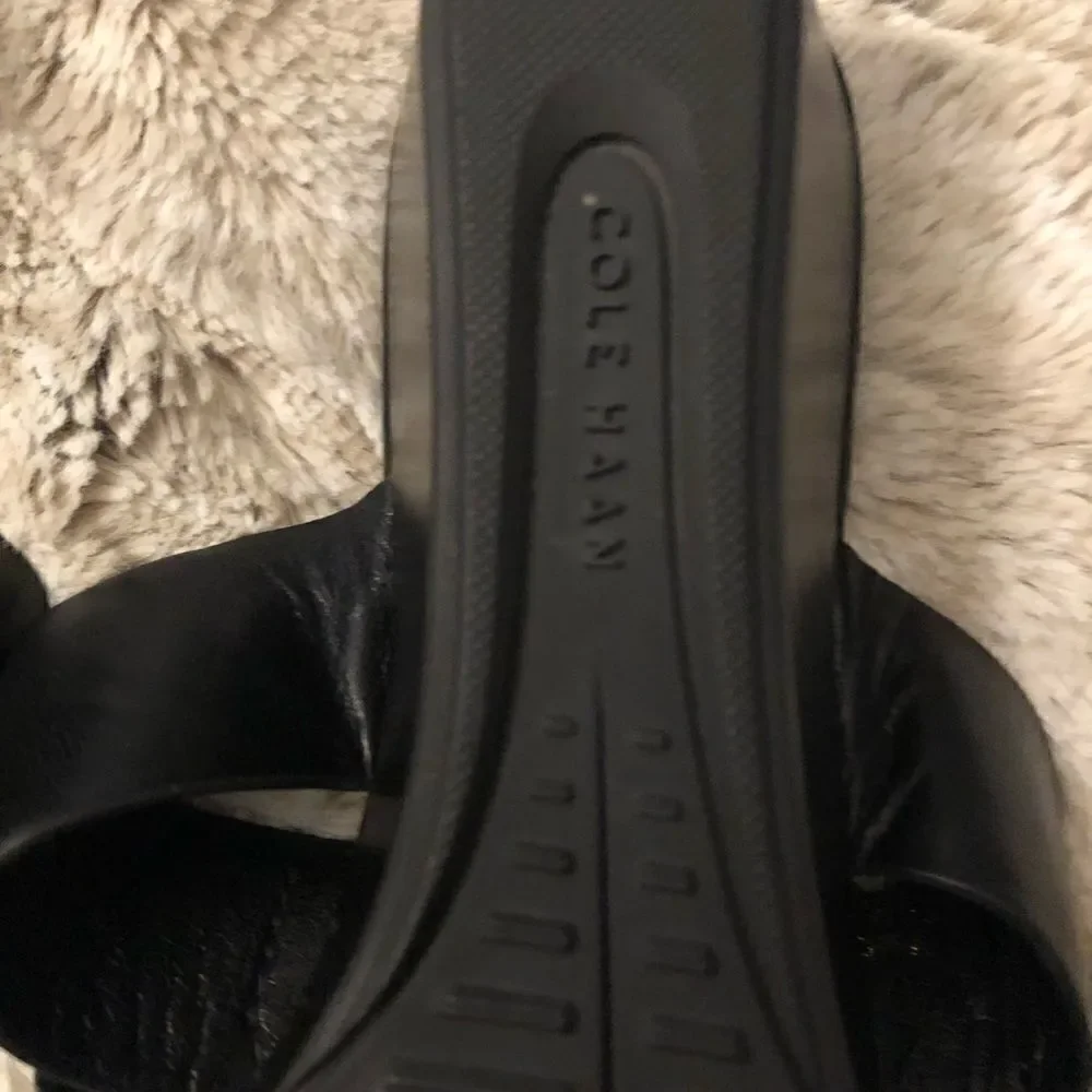 : : COLE HAAN OS GRAND Thong Sandals with Gold Tone Block Square Logo Detail : :